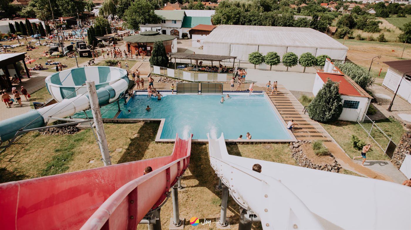 Strand Thermal Carei – légifelvétel a medencékről és csúszdákról
